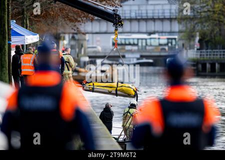 Aalst, Belgien. November 2023. Die Leiche von Danny V.G. wird während einer Suchaktion in Aalst am Freitag, den 24. November 2023, aus dem Fluss Dender gehoben. Die Überreste gehören dem Verdächtigen beim Tod seines Ex-Partners, einer 55-jährigen Frau, und ihres 22-jährigen Sohnes, der am 11. November 2023 tot in ihrem Haus in Denderhoutem aufgefunden worden war. BELGA FOTO JASPER JACOBS Credit: Belga News Agency/Alamy Live News Stockfoto