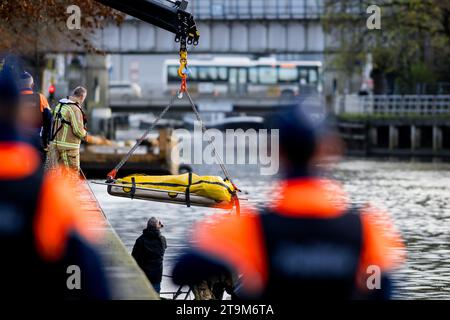 Aalst, Belgien. November 2023. Die Leiche von Danny V.G. wird während einer Suchaktion in Aalst am Freitag, den 24. November 2023, aus dem Fluss Dender gehoben. Die Überreste gehören dem Verdächtigen beim Tod seines Ex-Partners, einer 55-jährigen Frau, und ihres 22-jährigen Sohnes, der am 11. November 2023 tot in ihrem Haus in Denderhoutem aufgefunden worden war. BELGA FOTO JASPER JACOBS Credit: Belga News Agency/Alamy Live News Stockfoto