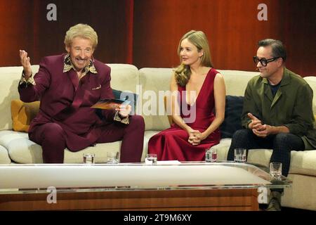 Thomas Gottschalk, Stefanie Stappenbeck und Jan Josef Liefers bei 'Wetten dass?' (ZDF) am 25.11.2023 in Offenburg Stockfoto