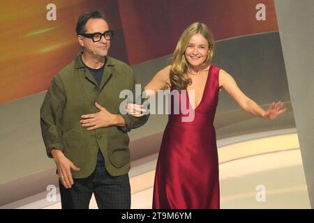 Jan Josef Liefers und Stefanie Stappenbeck bei 'Wetten dass?' (ZDF) am 25.11.2023 in Offenburg Stockfoto