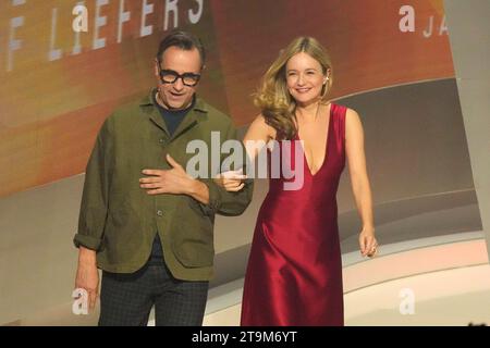 Jan Josef Liefers und Stefanie Stappenbeck bei 'Wetten dass?' (ZDF) am 25.11.2023 in Offenburg Stockfoto