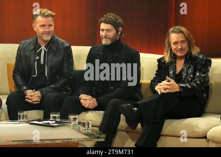 Die Band „Take That“ mit Gary Barlow, Howard Donald und Mark Owen in der TV-Show „Wetten, dass...?“ (ZDF) in Offenburg am 25.11.2023 Stockfoto