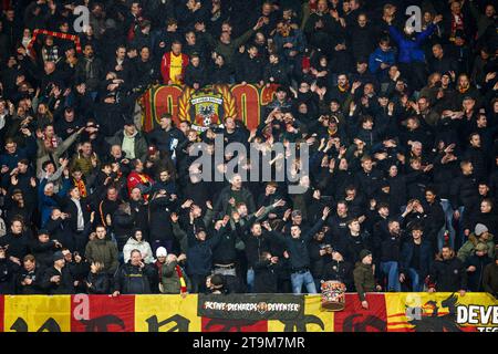 Nijmegen, Niederlande. November 2023. NIJMEGEN, NIEDERLANDE - 26. NOVEMBER: Fans von Go Ahead Eagles jubeln während des niederländischen Eredivisie-Spiels zwischen NEC Nijmegen und Go Ahead Eagles am 26. November 2023 im Goffertstadion in Nijmegen, Niederlande. (Foto: Broer van den Boom/Orange Pictures) Credit: Orange Pics BV/Alamy Live News Stockfoto