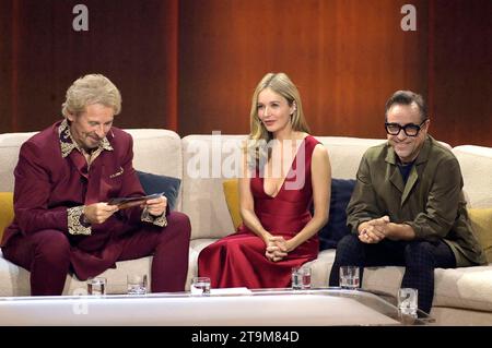 Thomas Gottschalk, Stefanie Stappenbeck und Jan Josef Liefers in der ZDF-Unterhaltungsshow Wetten, dass. Live aus der Messe Offenburg-Ortenau. Offenburg, 25.11.2023 *** Thomas Gottschalk, Stefanie Stappenbeck und Jan Josef Liefers auf der ZDF-Unterhaltungsshow Wetten, dass live von der Messe Offenburg Ortenau Offenburg, 25 11 2023 Foto:XF.xKernx/xFuturexImagex wetten dass 4744 Credit: Imago/Alamy Live News Stockfoto