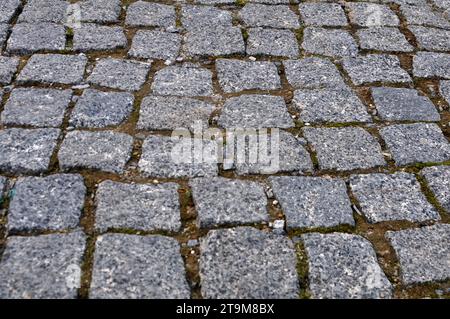 Alte Pflastersteine, von denen die Straße gepflastert ist Stockfoto