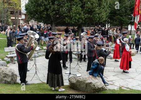 Blaskapelle, die bei feierlichen Treffen der Mitglieder der Pfarrkirche St,Mauritius in St,Moritz, Schweiz spielt Stockfoto