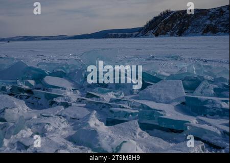 Eisbuckel auf dem Eis des Baikalsees. Auf dem Eis des Baikalsees. Wunderschöne Eisstücke. Stockfoto