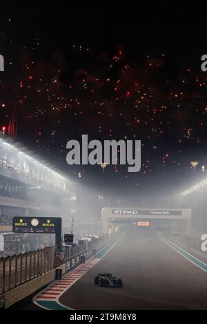 Abu Dhabi, Abu Dhabi. November 2023. Zhou Guanyu (CHN) Alfa Romeo F1 Team C43 am Ende des Rennens. Formel-1-Weltmeisterschaft, Rd 23, großer Preis von Abu Dhabi, Sonntag, 26. November 2023. Yas Marina Circuit, Abu Dhabi, VAE. 26.11.2023. Formel-1-Weltmeisterschaft, Rd 23, Grand Prix Von Abu Dhabi, Yas Marina Circuit, Abu Dhabi, Renntag. Das Foto sollte lauten: XPB/Press Association Images. Quelle: XPB Images Ltd/Alamy Live News Stockfoto