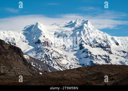 Hvannadalshnjúkur, der höchste Punkt in ganz Island, ist ein Gipfel am Rand des Gipfelkraters des Vulkans Öræfajökull und Gletschers Island Stockfoto