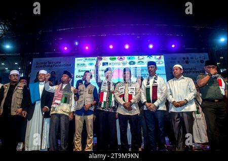 (M) die Figur von Nord-Sumatra, Generalleutnant TNI H. Edy Rahmayadi mit dem Titel Datuk Admiral Naradiraja (Gouverneur von Nord-Sumatra für den Zeitraum 2018-2023) erhält die Grüße von Al Ustadz Prof. H. Abdul Somad LC, D.E.S.A, pH.D während der Teilnahme an einer Spendenveranstaltung für das palästinensische Volk, das Opfer von Kriegsverbrechen und Völkermord ist, im Mehrzweckgebäude der Provinz Nord Sumatra in Medan, Indonesien am 26. November 2023. An der humanitären Spendensammlung für die Palästinenser-Gemeinschaft nahmen auch Gemeindeführer Teil, Generalleutnant TNI H. Edy Rahmayadi, der Titel Stockfoto