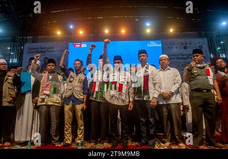 (M) die Figur von Nord-Sumatra, Generalleutnant TNI H. Edy Rahmayadi mit dem Titel Datuk Admiral Naradiraja (Gouverneur von Nord-Sumatra für den Zeitraum 2018-2023) erhält die Grüße von Al Ustadz Prof. H. Abdul Somad LC, D.E.S.A, pH.D während der Teilnahme an einer Spendenveranstaltung für das palästinensische Volk, das Opfer von Kriegsverbrechen und Völkermord ist, im Mehrzweckgebäude der Provinz Nord Sumatra in Medan, Indonesien am 26. November 2023. An der humanitären Spendensammlung für die Palästinenser-Gemeinschaft nahmen auch Gemeindeführer Teil, Generalleutnant TNI H. Edy Rahmayadi, der Titel Stockfoto