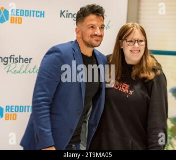 Peter Andre trifft und begrüßt Fans im Redditch Kingfisher Shopping Centre, Worcestershire, bevor sie am 25. November 2023 die Weihnachtsbeleuchtung einschalten Stockfoto