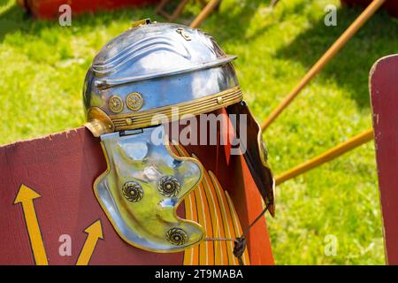 Der alte römische Legionärshelm auf einem roten Legionärschild Stockfoto