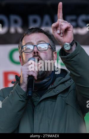 London, Großbritannien. November 2023. Tom Unterrainer, Vorsitzender der Kampagne für nukleare Abrüstung (CND), spricht an Hunderttausende pro-palästinensische Demonstranten, die an einer Kundgebung außerhalb der Downing Street teilnehmen, um einen dauerhaften Waffenstillstand in Gaza zu fordern. Der marsch wurde von der Palästinensischen Solidaritätskampagne (PSC), Stop the war Coalition, Friends of Al-Aqsa, der Muslimischen Vereinigung Großbritanniens, dem Palästinensischen Forum in Großbritannien und der CND organisiert. Weltweit finden weiterhin Massenkundgebungen zur Unterstützung der Palästinenser statt. Quelle: Mark Kerrison/Alamy Live News Stockfoto