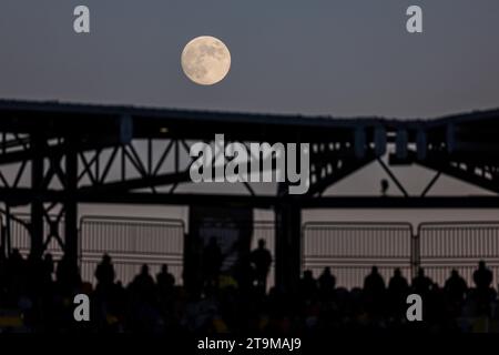 Frosinone, Italien. November 2023. Der Vollmond während des Fußballspiels der Serie A zwischen Frosinone Calcio und Genua im Benito Stirpe Stadion in Frosinone, Italien am 26. November 2023. Quelle: Unabhängige Fotoagentur/Alamy Live News Stockfoto