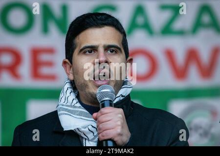 London, Großbritannien. November 2023. Ein Palästinenser, der im Namen des Volkes von Gaza spricht, spricht Hunderttausende pro-palästinensischer Demonstranten an, die an einer Kundgebung vor der Downing Street teilnehmen, um einen dauerhaften Waffenstillstand in Gaza zu fordern. Der marsch wurde von der Palästinensischen Solidaritätskampagne (PSC), Stop the war Coalition, Friends of Al-Aqsa, der Muslimischen Vereinigung Großbritanniens, dem Palästinensischen Forum in Großbritannien und der CND organisiert. Weltweit finden weiterhin Massenkundgebungen zur Unterstützung der Palästinenser statt. Quelle: Mark Kerrison/Alamy Live News Stockfoto