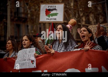 Barcelona, Spanien. November 2023. Die Demonstranten rufen Parolen und protestieren gegen die israelischen Angriffe auf den Gazastreifen als Reaktion auf den Angriff der islamistischen Bewegung Hamas am 7. Oktober während einer Demonstration zur Unterstützung des palästinensischen Volkes. Quelle: Matthias Oesterle/Alamy Live News Stockfoto