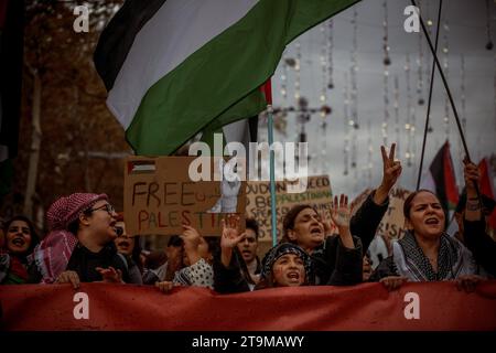 Barcelona, Spanien. November 2023. Die Demonstranten rufen Parolen und protestieren gegen die israelischen Angriffe auf den Gazastreifen als Reaktion auf den Angriff der islamistischen Bewegung Hamas am 7. Oktober während einer Demonstration zur Unterstützung des palästinensischen Volkes. Quelle: Matthias Oesterle/Alamy Live News Stockfoto