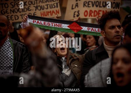 Barcelona, Spanien. November 2023. Die Demonstranten rufen Parolen und protestieren gegen die israelischen Angriffe auf den Gazastreifen als Reaktion auf den Angriff der islamistischen Bewegung Hamas am 7. Oktober während einer Demonstration zur Unterstützung des palästinensischen Volkes. Quelle: Matthias Oesterle/Alamy Live News Stockfoto