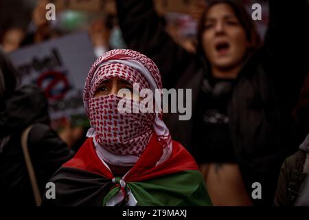 Barcelona, Spanien. November 2023. Die Demonstranten rufen Parolen und protestieren gegen die israelischen Angriffe auf den Gazastreifen als Reaktion auf den Angriff der islamistischen Bewegung Hamas am 7. Oktober während einer Demonstration zur Unterstützung des palästinensischen Volkes. Quelle: Matthias Oesterle/Alamy Live News Stockfoto