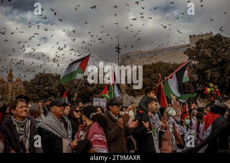 Barcelona, Spanien. November 2023. Die Demonstranten rufen Parolen und protestieren gegen die israelischen Angriffe auf den Gazastreifen als Reaktion auf den Angriff der islamistischen Bewegung Hamas am 7. Oktober während einer Demonstration zur Unterstützung des palästinensischen Volkes. Quelle: Matthias Oesterle/Alamy Live News Stockfoto