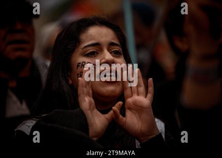 Barcelona, Spanien. November 2023. Die Demonstranten rufen Parolen und protestieren gegen die israelischen Angriffe auf den Gazastreifen als Reaktion auf den Angriff der islamistischen Bewegung Hamas am 7. Oktober während einer Demonstration zur Unterstützung des palästinensischen Volkes. Quelle: Matthias Oesterle/Alamy Live News Stockfoto