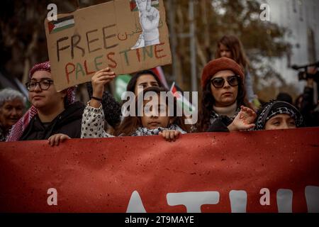 Barcelona, Spanien. November 2023. Die Demonstranten rufen Parolen und protestieren gegen die israelischen Angriffe auf den Gazastreifen als Reaktion auf den Angriff der islamistischen Bewegung Hamas am 7. Oktober während einer Demonstration zur Unterstützung des palästinensischen Volkes. Quelle: Matthias Oesterle/Alamy Live News Stockfoto