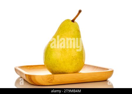 Eine organische reife Birne auf einem Bambusblech, Makro, isoliert auf weißem Hintergrund. Stockfoto