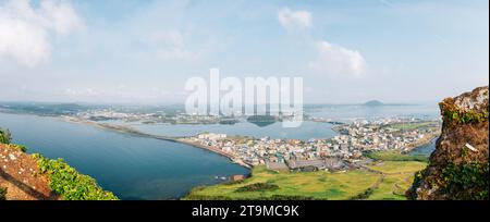 Panoramablick auf Meer und Stadt vom Seongsan Ilchulbong Tuff Cone auf Jeju Island, Korea Stockfoto