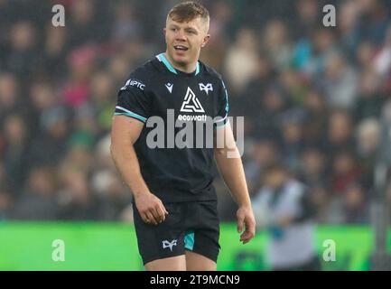 Swansea, Großbritannien. November 2023. Keiran Williams von den Ospreys sieht zu. United Rugby Championship, Ospreys gegen Scarlets im Stadion Swansea.com in Swansea, Südwales am Sonntag, den 26. November 2023. bild von Geraint Nicholas/Andrew Orchard Sportfotografie/Alamy Live News Credit: Andrew Orchard Sportfotografie/Alamy Live News Stockfoto