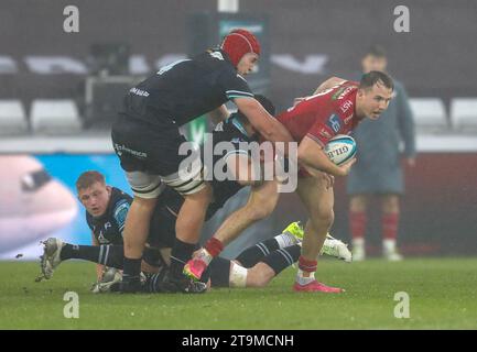 Swansea, Großbritannien. November 2023. Ioan Lloyd von The Scarlets (r) in Aktion. United Rugby Championship, Ospreys gegen Scarlets im Stadion Swansea.com in Swansea, Südwales am Sonntag, den 26. November 2023. bild von Geraint Nicholas/Andrew Orchard Sportfotografie/Alamy Live News Credit: Andrew Orchard Sportfotografie/Alamy Live News Stockfoto