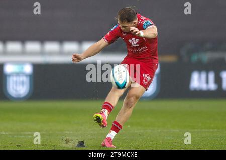 Swansea, Großbritannien. November 2023. Ioan Lloyd von den Scarlets wird am Sonntag, den 26. November 2023, im Stadion Swansea.com in Swansea, Südwales, im Elfmeterschießen eingelegt.United Rugby Championship, Ospreys gegen Scarlets. bild von Geraint Nicholas/Andrew Orchard Sportfotografie/Alamy Live News Credit: Andrew Orchard Sportfotografie/Alamy Live News Stockfoto