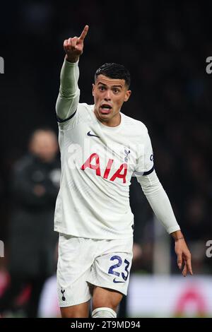 LONDON, UK - 26. November 2023: Pedro Porro von Tottenham Hotspur reagiert während des Premier League-Spiels zwischen Tottenham Hotspur und Aston Villa im Tottenham Hotspur Stadium (Foto: Craig Mercer/Alamy Live News) Stockfoto