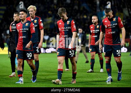 Frosinone, Italien. November 2023. Niederschlagung der Genua-Spieler am Ende des Fußballspiels der Serie A zwischen Frosinone Calcio und Genua CFC im Benito Stirpe-Stadion in Frosinone (Italien), 26. November 2023. Quelle: Insidefoto di andrea staccioli/Alamy Live News Stockfoto