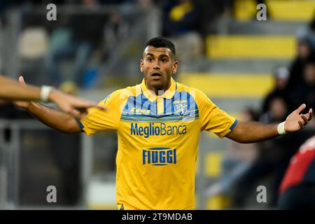 Frosinone, Italien. November 2023. Walid Cheddira von Frosinone reagiert während des Fußballspiels der Serie A zwischen Frosinone Calcio und Genua CFC im Benito Stirpe Stadion in Frosinone (Italien) am 26. November 2023. Quelle: Insidefoto di andrea staccioli/Alamy Live News Stockfoto