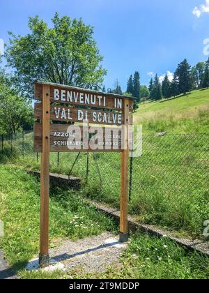 Das Scalve-Tal ist das Tal des Flusses Dezzo in den östlichen Orobie-Alpen und einem westlichen Seitenzufluss des Val Camonica. Vilminore ist Stockfoto