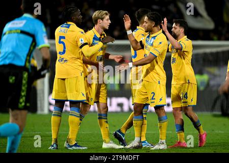 Frosinone, Italien. November 2023. Frosinone-Spieler feiern am 26. November 2023 das Fußballspiel der Serie A zwischen Frosinone Calcio und Genua CFC im Benito Stirpe Stadion in Frosinone (Italien). Quelle: Insidefoto di andrea staccioli/Alamy Live News Stockfoto