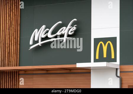 Parsdorf, Bayern, Deutschland - 26. November 2023: McDonald's Fast Food und Burger Restaurant Logo. McCafe Symbol *** McDonalds Fastfood und Burger Restaurant Logo. McCafe Symbol Credit: Imago/Alamy Live News Stockfoto