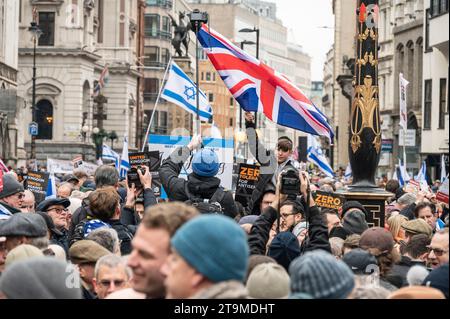 London, Großbritannien. November 2023. Schätzungsweise 30 bis 40.000 Menschen nehmen an einem Marsch gegen Antisemitismus von The Strand zum Parliament Square Teil Stockfoto
