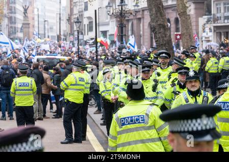 London, Großbritannien. November 2023. Schätzungsweise 30 bis 40.000 Menschen nehmen an einem Marsch gegen Antisemitismus von The Strand zum Parliament Square Teil Stockfoto