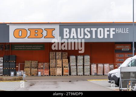 Parsdorf, Bayern, Deutschland - 26. November 2023: Ein Obi Baumarkt Logo *** ein Obi Baumarkt Logo Stockfoto