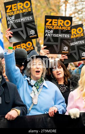 London, Großbritannien. November 2023. Schätzungsweise 30 bis 40.000 Menschen nehmen an einem Marsch gegen den Antisemitismus vom Strand zum Parliament Square Teil. Maureen Lipman Credit: Phil Robinson/Alamy Live News Stockfoto