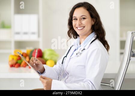 Porträt einer lächelnden brünetten Frau, die in der Klinik arbeitet Stockfoto