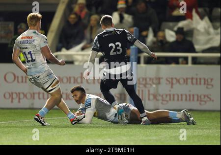 Henry Slade der Exeter Chiefs erzielt den zweiten Versuch ihrer Mannschaft während des Gallagher Premiership-Spiels im Kingston Park Stadium in Newcastle upon Tyne. Bilddatum: Sonntag, 26. November 2023. Stockfoto