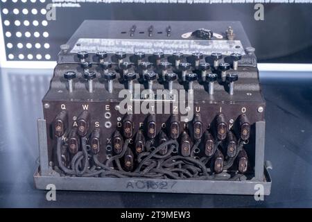 Enigma-Maschine. Legendäres Verschlüsselungsgerät, das während des Zweiten Weltkriegs verwendet wurde, um feindliche Nachrichten zu entschlüsseln, Bletchley Park, Milton Keynes, Großbritannien. Polen, Warschau - 28. Juli 2023. Stockfoto