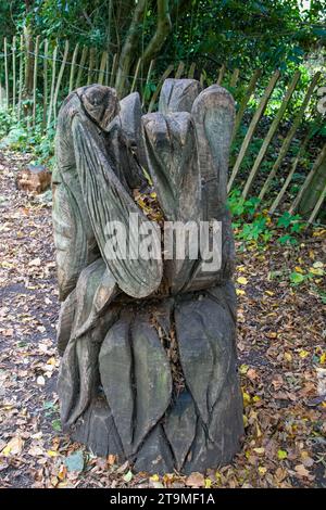 Holzskulptur einer Biene Stockfoto