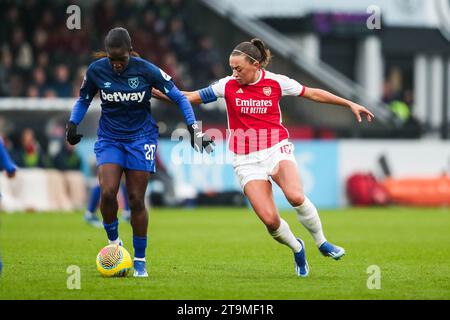 Borehamwood, England, Vereinigtes Königreich am 26. November 2023. Arsenal Katie McCabe kämpft am 26. November 2023 im Meadow Park Stadium, Borehamwood, England, Vereinigtes Königreich um den Ball gegen Viviane Asseyi, während des Spiels Arsenal Women FC gegen West Ham United Women's Super League im Arsenal Park Stadium, Borehamwood, England. Credit: Every Second Media/Alamy Live News Stockfoto