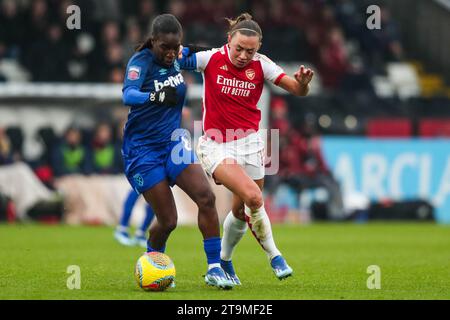 Borehamwood, England, Vereinigtes Königreich am 26. November 2023. Arsenal Katie McCabe kämpft am 26. November 2023 im Meadow Park Stadium, Borehamwood, England, Vereinigtes Königreich um den Ball gegen Viviane Asseyi, während des Spiels Arsenal Women FC gegen West Ham United Women's Super League im Arsenal Park Stadium, Borehamwood, England. Credit: Every Second Media/Alamy Live News Stockfoto