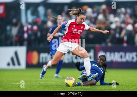 Borehamwood, England, Vereinigtes Königreich am 26. November 2023. Arsenal Katie McCabe kämpft am 26. November 2023 im Meadow Park Stadium, Borehamwood, England, Vereinigtes Königreich um den Ball gegen Viviane Asseyi, während des Spiels Arsenal Women FC gegen West Ham United Women's Super League im Arsenal Park Stadium, Borehamwood, England. Credit: Every Second Media/Alamy Live News Stockfoto