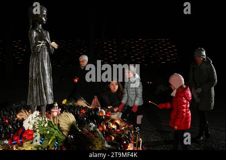 Kiew, Ukraine. November 2023. Die Menschen würdigen den Völkermord am Holodomor. Kiew gedachte an die Opfer des Holodomors von 1932-1933 der Völkermord-Hungersnot am ukrainischen Volk. (Foto: Maksym Polishchuk/SOPA Images/SIPA USA) Credit: SIPA USA/Alamy Live News Stockfoto